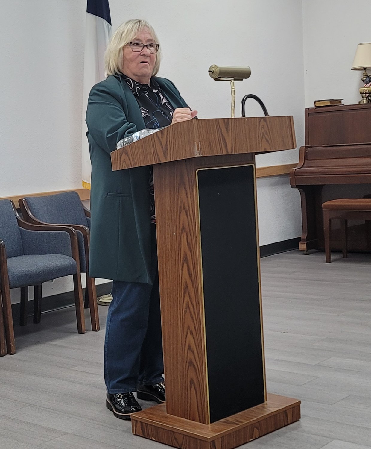Mineola Mayor Jayne Lankford addresses the Wood County Genealogy Society.